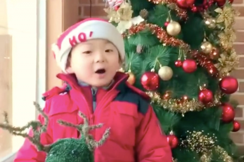 Sledujte: Song Il Gook zdieľa rozkošné video, na ktorom Minguk spieva vianočnú koledu