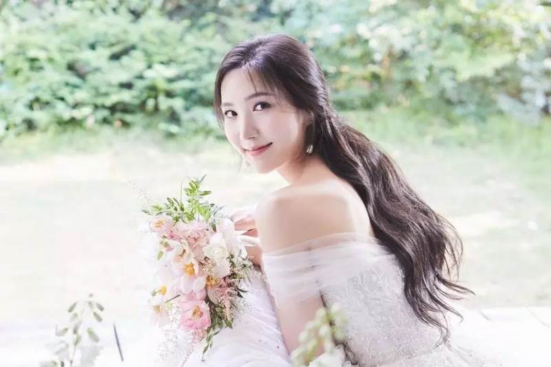 Ehemaliges Apink-Mitglied Hong Yoo Kyung gibt Hochzeit mit wunderschönen Fotos bekannt