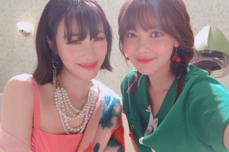 Se: Sooyoung blir med Tiffany i Singing Girls' Generation sin debutsang på hennes konsert i Los Angeles