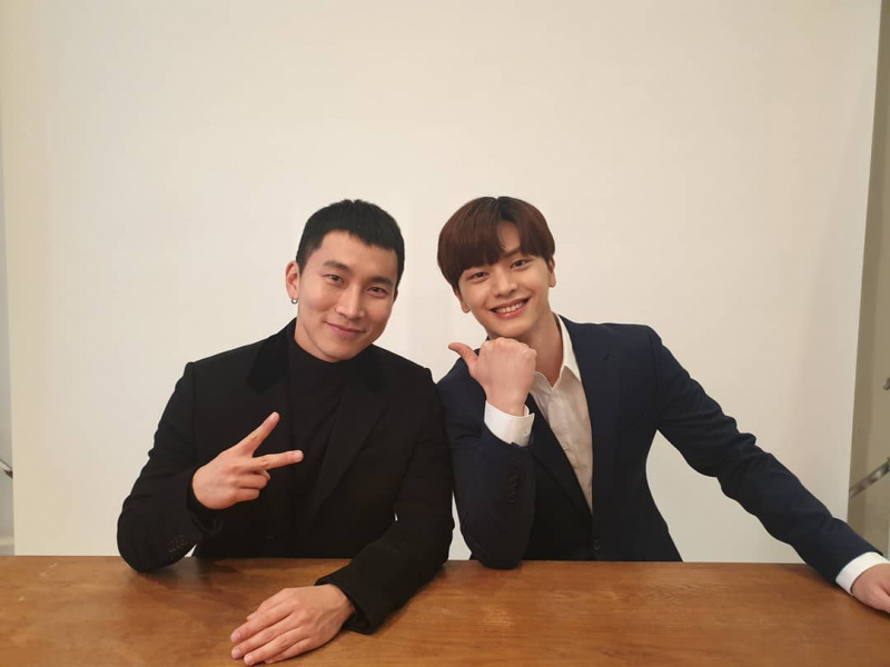 BTOB's Eunkwang Bumisita Yook Sungjae Sa Trabaho Habang Naka-break Mula sa Military Service