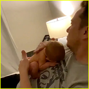 Grimes partage une jolie vidéo d'Elon Musk en train de câliner avec Baby X Æ A-12 | Bébés de célébrités, Elon Musk, Grimes, X AE A-XII Musk, X Æ A-12 Musk