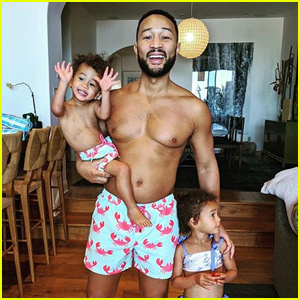 Chrissy Teigen împărtășește fotografia cu John Legend fără cămașă și Son Miles purtând costume de baie asortate!