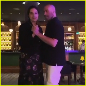 John Travolta tancuje s dcérou Ellou na počesť Kelly Preston's Memory (Video)