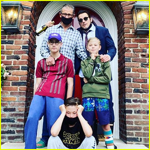 Matt Bomer แบ่งปันภาพถ่ายครอบครัวอีสเตอร์กับสามี Simon Halls และลูกชายของพวกเขา | ทารกคนดัง, Henry Halls, Kit Halls, Matt Bomer, Simon Halls, Walker Halls