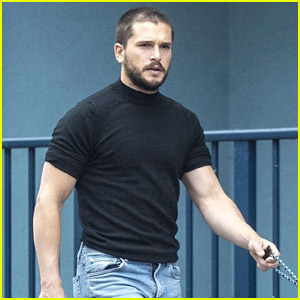 Kit Harington debuterer en ny buzz cut under en gåtur med sin hund | Kæledyr fra berømtheder, Kit Harington