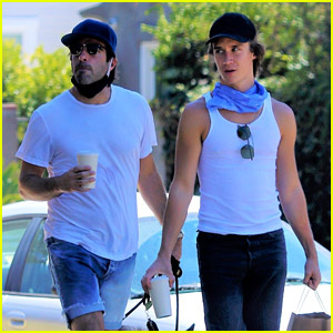 Zachary Quinto holt mit einem Freund Essen ab