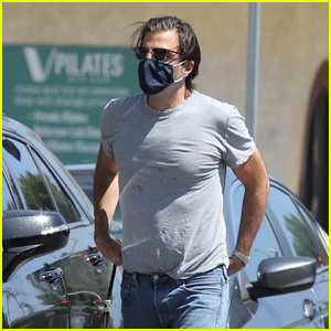 Zachary Quinto gre na popoldanski sprehod s svojim psom Skunk | Celebrity Pets, Zachary Quinto