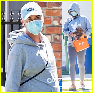 Katy Perry e il suo cucciolo di pepita fanno una sosta dentro e fuori mentre fanno commissioni a Los Angeles | Animali domestici famosi, Katy Perry, Celebrità incinte