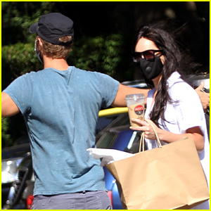 Dakota Johnson at Chris Martin Masiyahan sa Picnic sa Hamptons | Mga Celebrity Pets, Chris Martin, Dakota Johnson