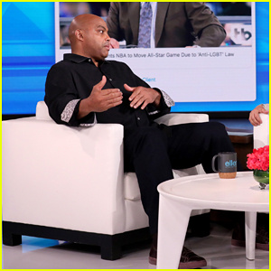 Charles Barkley vypráví'Ellen' He'll Never 'Sit Back' When It Comes To Standing Up Against Discrimination!