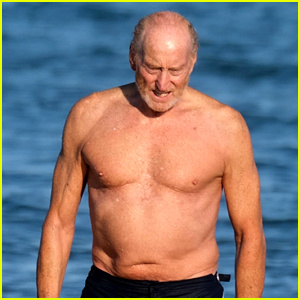 Charles Dance de Game of Thrones muestra su cuerpo en forma en la playa a los 73 años | Charles Dance, sin camisa