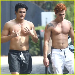 Riverdale’s KJ Apa & Charles Melton thể hiện Buff Bods khi cởi trần đi bộ đường dài ở LA | Charles Melton, KJ Apa, cởi trần