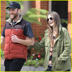 تدعو Lily Collins المعجبين إلى دعم الشركات المحلية أثناء التباعد الاجتماعي