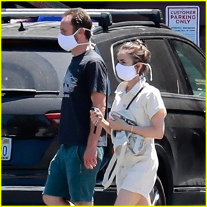 Lily Collins & Boyfriend Charlie McDowell சந்தைக்குச் செல்கிறார் & தனிமைப்படுத்தலுக்கு மத்தியில் குடும்பத்தைப் பார்வையிடவும் | சார்லி மெக்டோவல், லில்லி காலின்ஸ்
