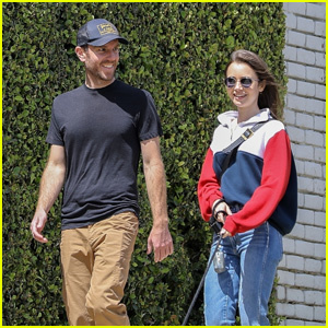 Lily Collins og kæresten Charlie McDowell tager deres hvalp en tur midt i karantæne | Charlie McDowell, Lily Collins