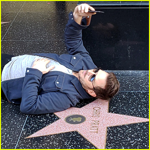 Chris Pratt neemt selfie met zijn Walk of Fame-ster op'Onward' Premiere