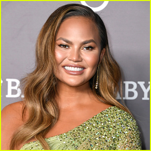 Chrissy Teigen không biết mình có thai trước khi phẫu thuật cắt bỏ túi độn ngực | Chrissy Teigen, John Legend