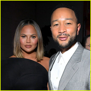 Ο John Legend δίνει ενημέρωση για την ανάρρωση της Chrissy Teigen από χειρουργική επέμβαση αφαίρεσης εμφυτευμάτων στήθους | Chrissy Teigen, John Legend