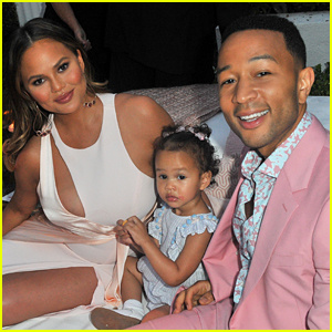 Chrissy Teigen Menggambarkan Secara Grafik Apa Yang Berlaku Selepas Dia Melahirkan Sebagai Menjawab Kenyataan Donald Trump | Chrissy Teigen, Coronavirus, Donald Trump, Luna Stephens