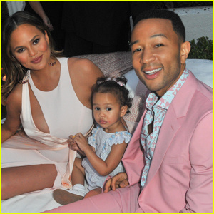 John Legend canta Selena Gomez no casamento dos bichos de pelúcia da filha Luna em meio à quarentena – Assista (Vídeo) | Chrissy Teigen, John Legend, Luna Stephens, Música, Selena Gomez