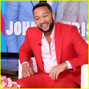 John Legend siger, at han elsker Chrissy Teigens 'Unikke' fødder i en sjov Valentinsdag-hyldest – se! | Chrissy Teigen, Ellen DeGeneres, John Legend, Video