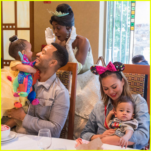 Nagbukas si John Legend Tungkol sa Pagbalanse ng Kanyang Superstar Buhay Sa Oras ng Pamilya | Chrissy Teigen, John Legend, Luna Stephens, Miles Stephens