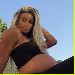 Ciara pronkt met haar babybuikje tijdens een selfie-fotoshoot thuis