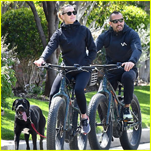Robin Wright og ektemannen Clement Giraudet drar på sykkeltur med hunden deres