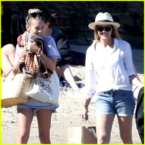 Robin Wright se encuentra con su hija Dylan Penn en la playa