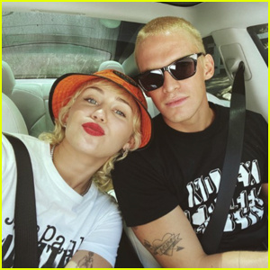 Cody Simpson nói anh ấy's 'In Love with My Best Friend' in New Pic with Miley Cyrus!