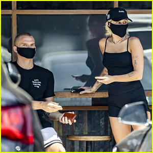 Miley Cyrus & Bạn trai Cody Simpson Đeo khẩu trang đen đi lấy cà phê mang đi