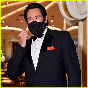 Los casinos de Las Vegas están reabriendo y Wayne Newton apareció con un esmoquin y una máscara facial | Coronavirus, Wayne Newton