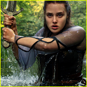 Netflixov 'Cursed' dobiva prve fotografije, pogledajte Katherine Langford u akciji! | Proklet, Daniel Sharman, Devon Terrell, Gustaf Skarsgard, Katherine Langford, Lily Newmark, Matt Stokoe, Netflix, Sebastian Armesto