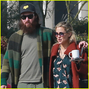 Kate Hudson Memeluk Danny Fujikawa Saat Tamasya Sore | Danny Fujikawa, Kate Hudson