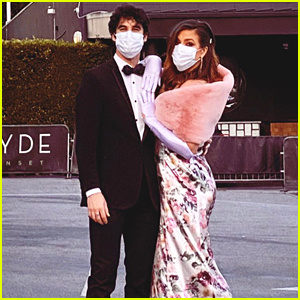 Darren Criss i żona Mia przebierają się na billboardy „Hollywood” w dniu premiery | Darren Criss, Hollywood, Mia Świer