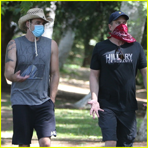  Дакс Шепард возз’єднується з'Parenthood' Co-Star Peter Krause for Afternoon Hike!