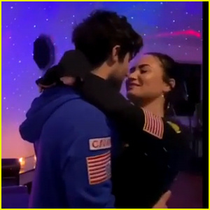 Demi Lovato اور Max Ehrich Kiss & Dance to 'Stuck with U' - خوبصورت ویڈیو دیکھیں! | ڈیمی لوواٹو، میکس ایہرچ