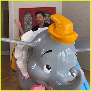 John Stamos má vo svojom dome Giant Dumbo z Disneylandu! | Disney Family Singalong, Disneyland, John Stamos