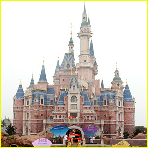 Replika Kaca Kastil Disney Hancur Setelah Dua Anak Berlari Ke dalamnya | Disney, Acak