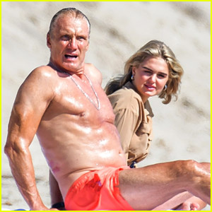 Dolph Lundgren, 62, Memukul Pantai dengan Tunangannya Emma Krokdal, 24 | Dolph Lundgren, Emma Krokdal, Tanpa Baju