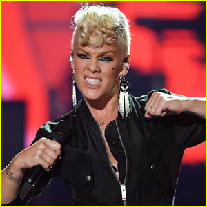 Pink เยาะเย้ยทรัมป์สำหรับฝูงชนที่เล็กกว่าที่คาดที่ Tulsa Rally