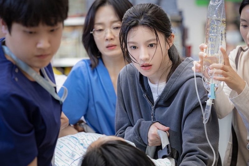 고윤정이 '슬기로운 의사생활' 스핀오프 드라마에서 산부인과 레지던트 1년차로 변신한다.