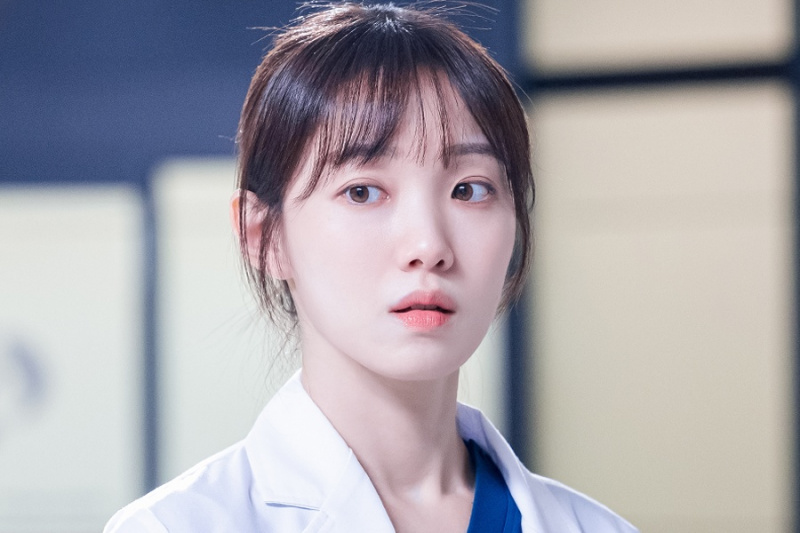 Lee Sung Kyung aprašo savo „Dr. Romantiškas 3 colių personažų augimas, aktorių komandinis darbas ir dar daugiau