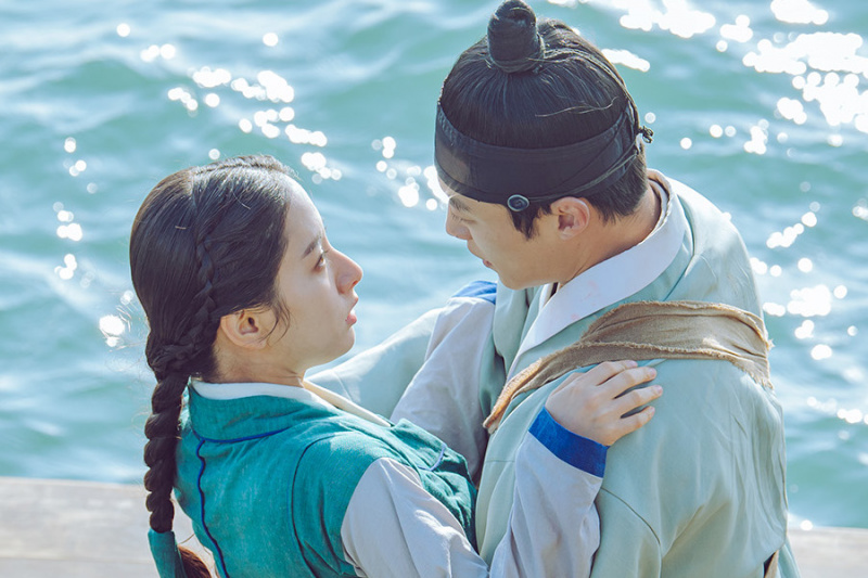 โบนาและอูโดฮวานใกล้ชิดกันมากขึ้นทั้งทางร่างกายและอารมณ์ใน “Joseon Attorney”