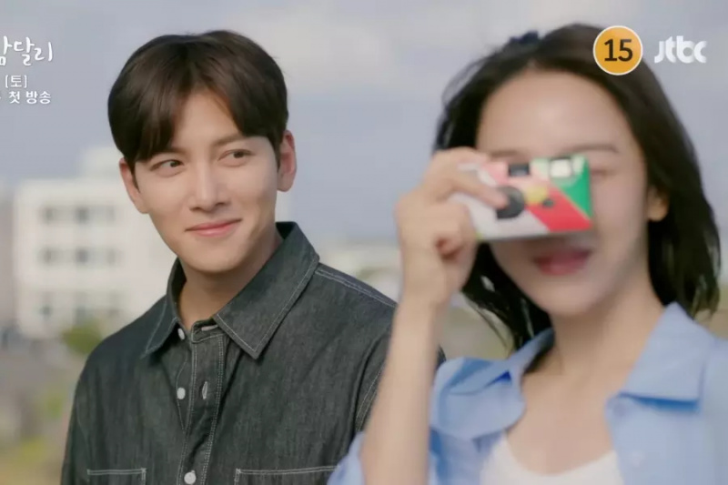 Гледайте: Ji Chang Wook и Shin Hye Sun разпалват отново стар пламък в тийзъра на „Добре дошли в Samdalri“