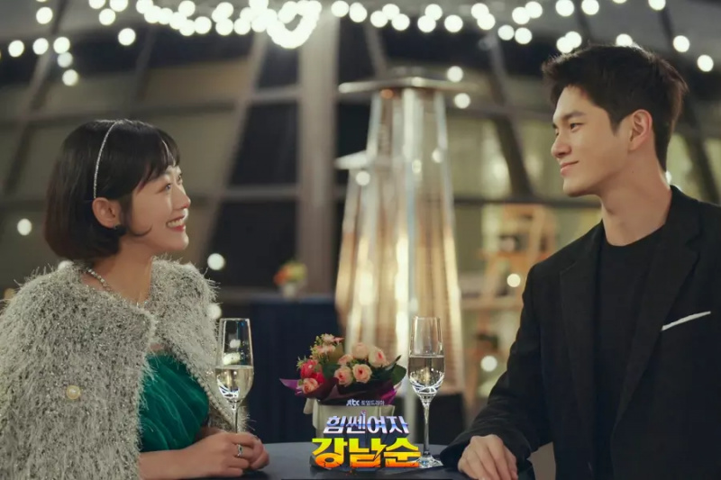 Lee Yoo Mi e Ong Seong Wu compartilham um doce momento na festa caótica da família em “Strong Girl Namsoon”