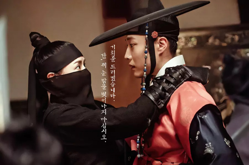 Honey Lee en Lee Jong Won kunnen hun ogen niet van elkaar afhouden op de poster 'Knight Flower'