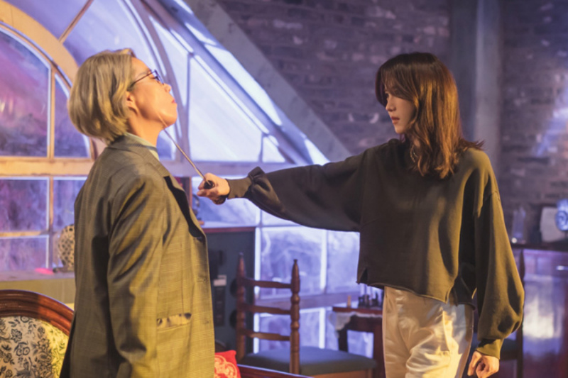 Napakabata ni Lee Ji Ah sa Knifepoint Sa “Pandora: Beneath The Paradise”