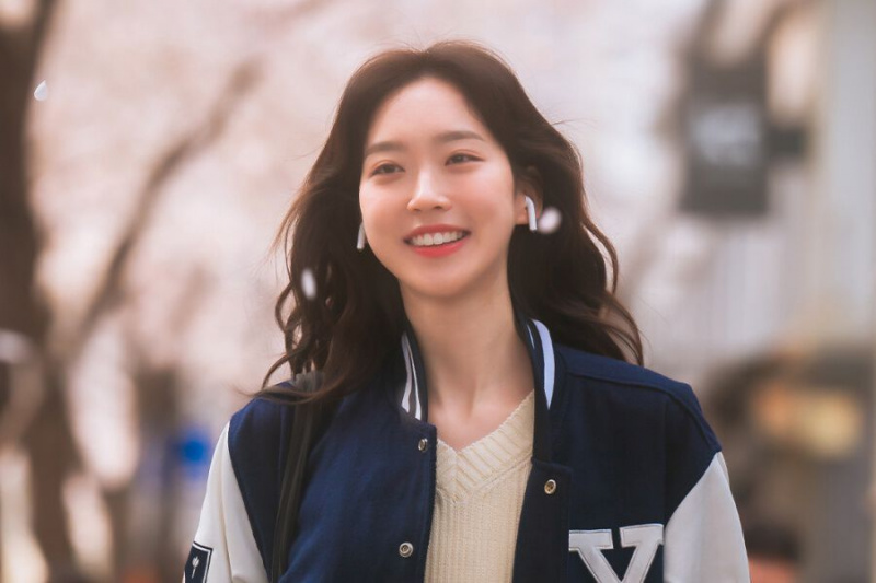 Han Ji Hyun este un boboc plin de viață și optimist, în ciuda greutăților de acasă în viitorul campus Rom-Com