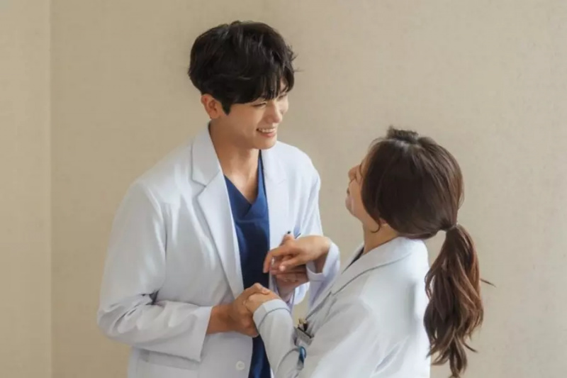 Park Hyung Sik dan Park Shin Hye Cuba Rahsiakan Hubungan Mereka Di Tempat Kerja Dalam “Doctor Slump”